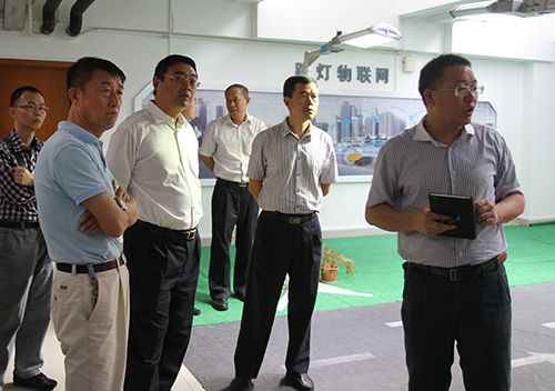 王东(左三)观看广州软件所产品演示